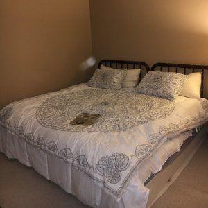 Urban Outfitters Mandala Comforter size Queen